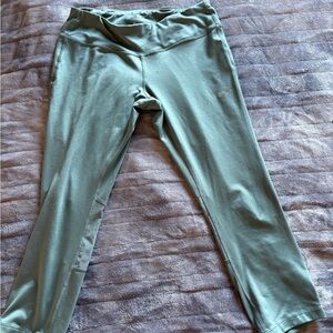 Nike Dri-Fit Capri Leggings – Size Medium